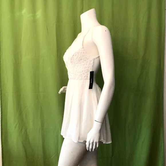 💖LULUS STAR SPANGLED IVORY BACKLESS LACE ROMPER💖 - Picture 10 of 11